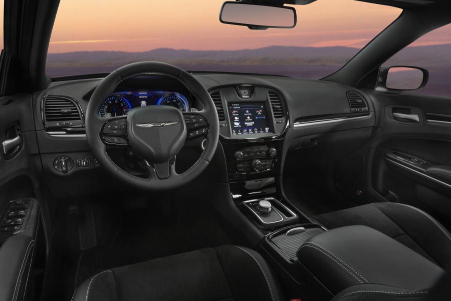 Торпедо Chrysler 300S Sport Appearance Package (LX2) 2016 года  (фото 27 из 27)